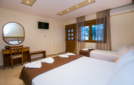 Katerina Villa, Potos